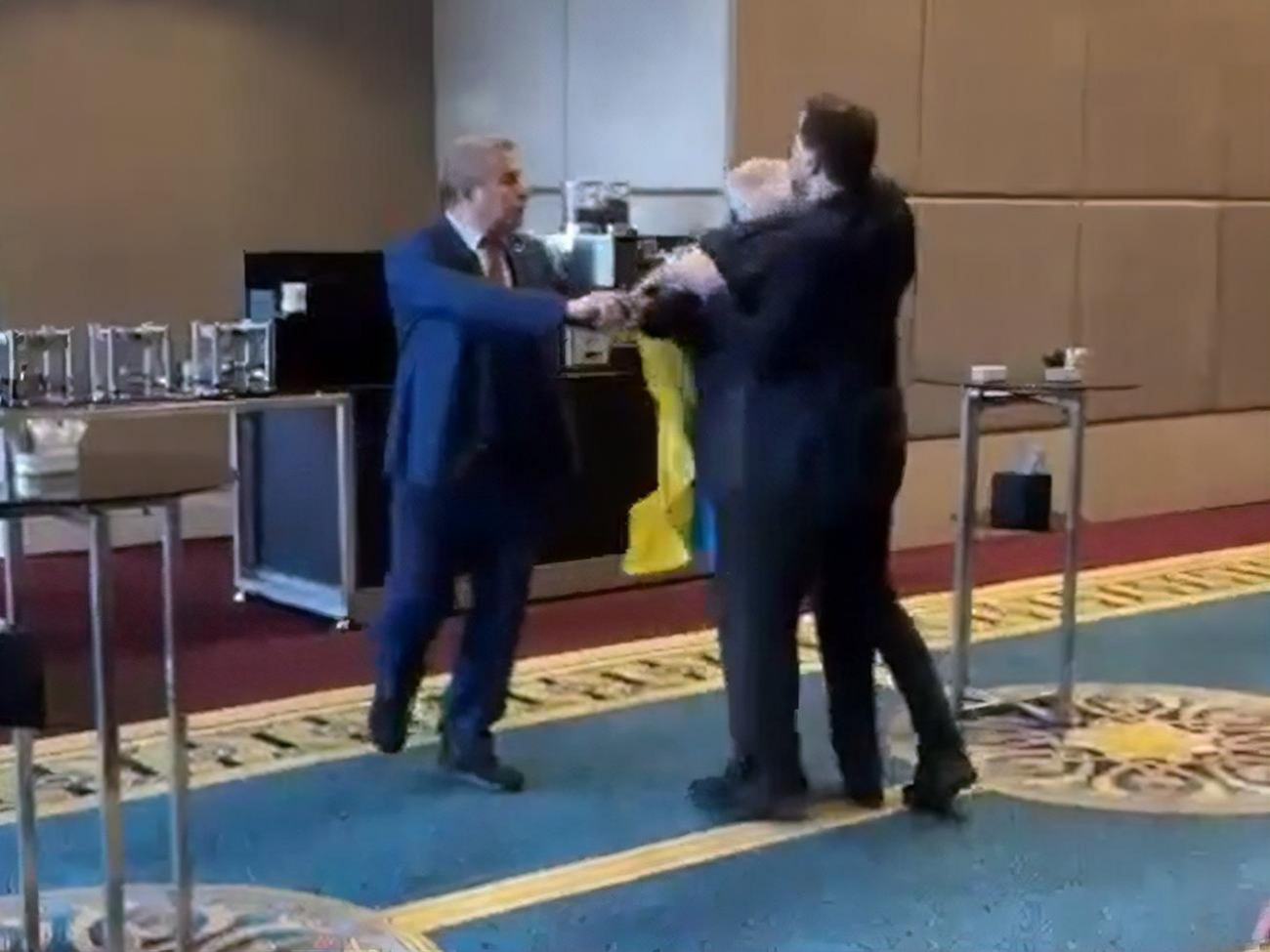 Член російської делегації спробував забрати український прапор, нардеп Маріковський відбив його назад