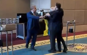 Член російської делегації спробував забрати український прапор, нардеп Маріковський відбив його назад