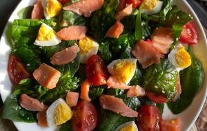 Для приготовления салата понадобятся рыба, шпинат, яйца и помидоры черри