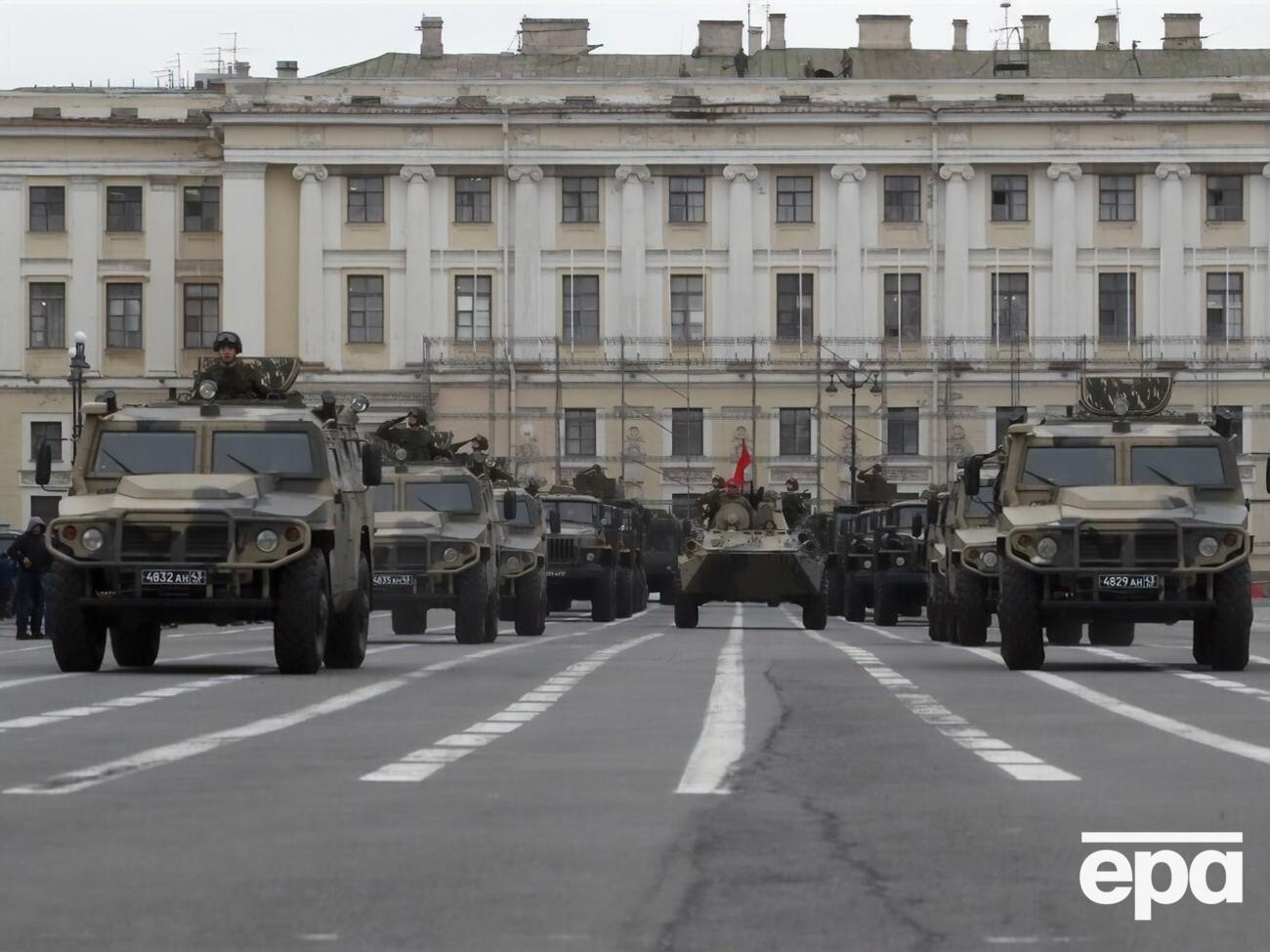 "Фонтанка" пишет, что дрон упал в углу Дворцовой площади