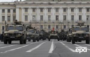 "Фонтанка" пишет, что дрон упал в углу Дворцовой площади