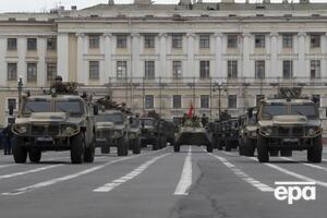 "Фонтанка" пишет, что дрон упал в углу Дворцовой площади