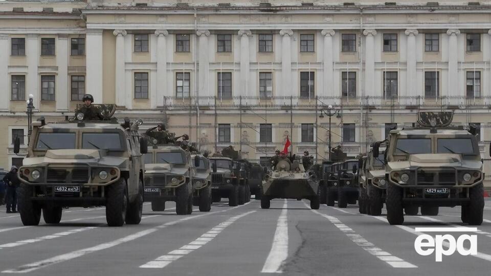 "Фонтанка" пишет, что дрон упал в углу Дворцовой площади