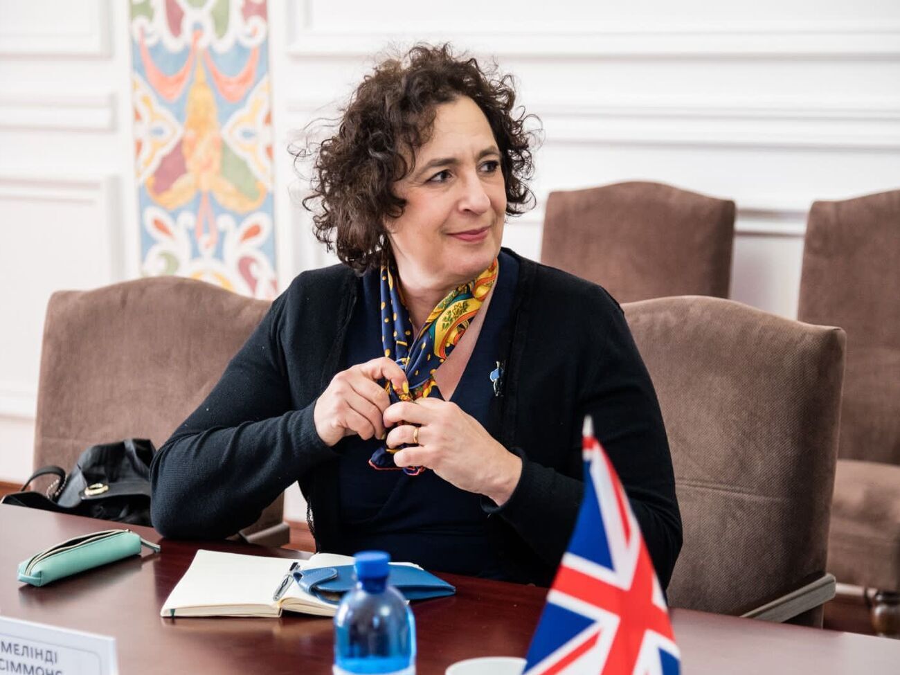 Посол Великобритании всегда делает маникюр, чередуя цвета лака в одном и том же порядке