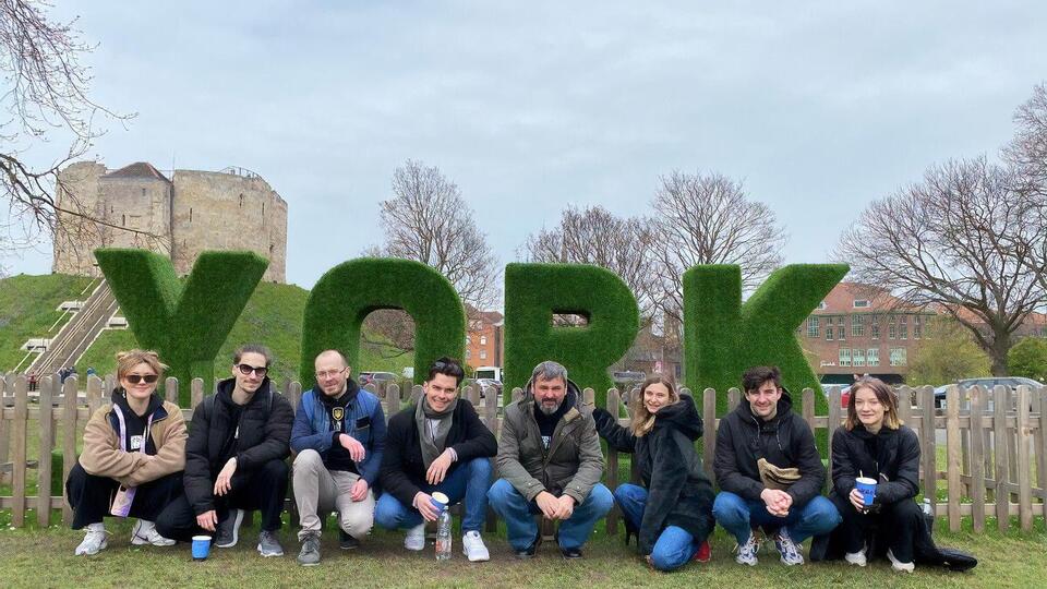 Труппа добиралась до Йорка 60 часов