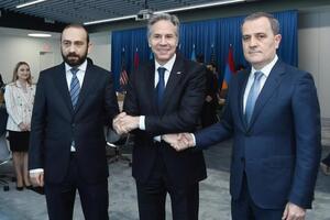 По словам Блинкена (в центре), мирное соглашение между Арменией и Азербайджаном "находится в пределах досягаемости"