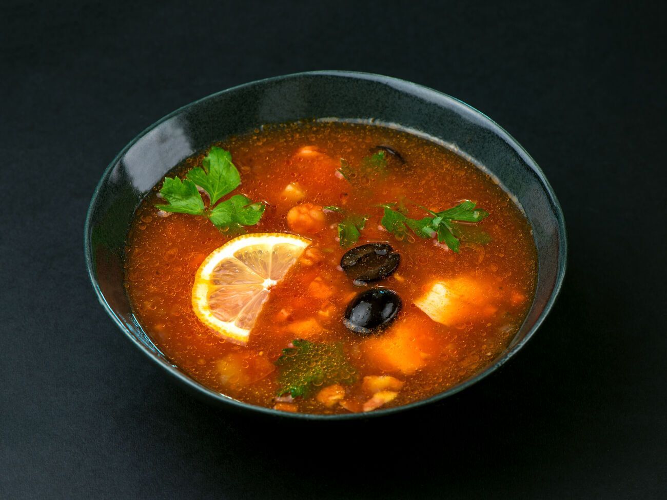 Колбасу для солянки необходимо подобрать разных сортов