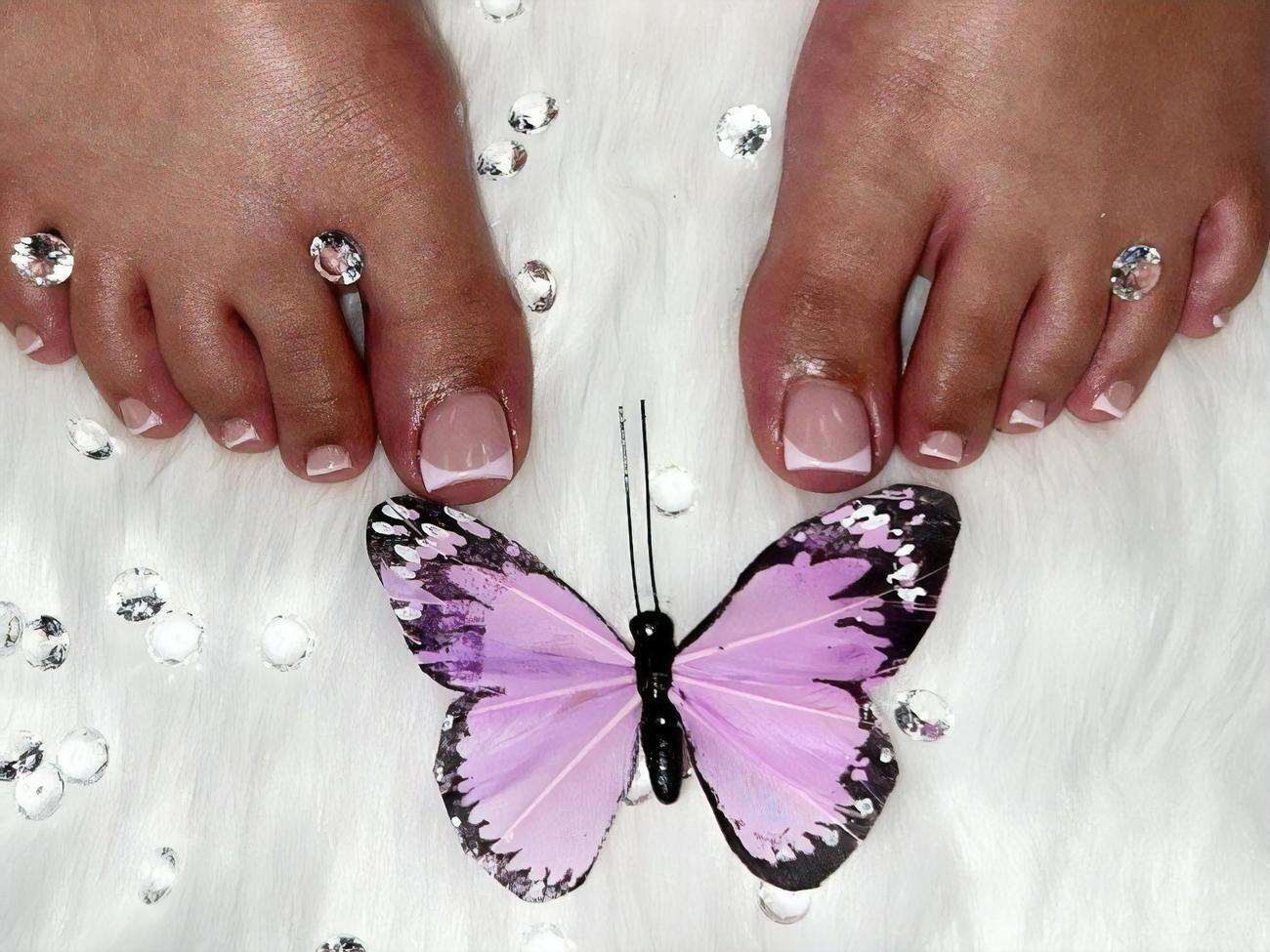 На французский педикюр не потребуется много времени