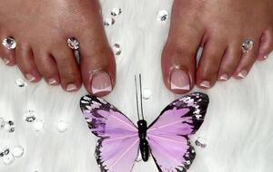 На французский педикюр не потребуется много времени
