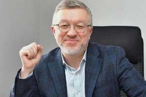 В золотовалютных резервах НБУ очень-очень много денег. Тем, кто не ценит нашу родную гривночку, стоит задуматься