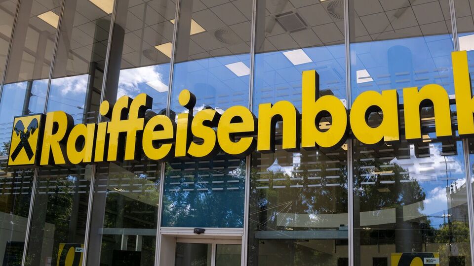 RBI заявляє, що продовжить роботу над потенційними угодами, які приведуть до продажу або від'єднання "Райффайзенбанку" в Росії