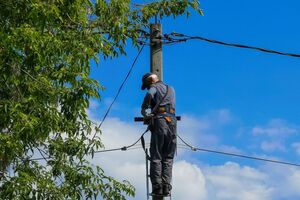 Українські енергетики й далі відновлюють електропостачання по всій країні