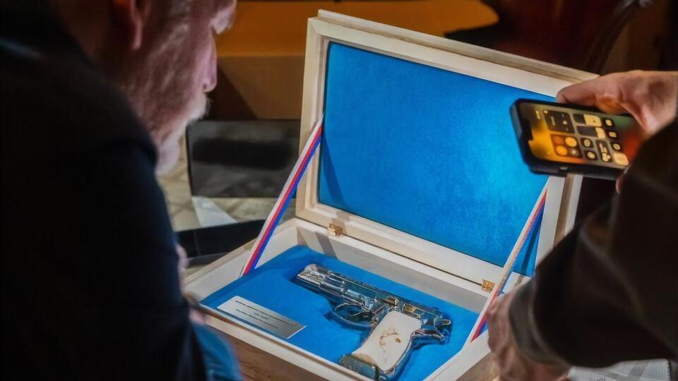 Павел зазначив, що передав Зеленському легендарний CZ 75 "на знак поваги до героїзму українців"