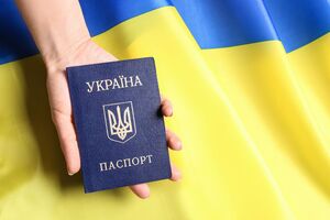 Паспорт України, зокрема старого зразка, має відповідати нормам мовного закону, вважає мовний омбудсмен