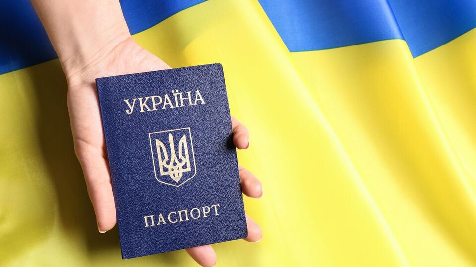 Паспорт України, зокрема старого зразка, має відповідати нормам мовного закону, вважає мовний омбудсмен