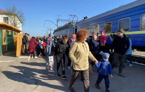 Украинцам, которые выехали из опасных регионов на поездах, денежную помощь выдает "Укрпошта"