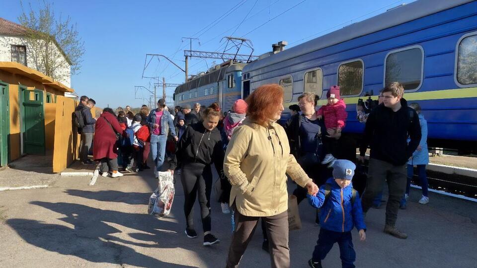 Украинцам, которые выехали из опасных регионов на поездах, денежную помощь выдает "Укрпошта"