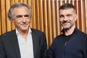 Картину зняв французький режисер Бернар-Анрі Леві (ліворуч). На показі був морський піхотинець з України Михайло Діанов (праворуч)
