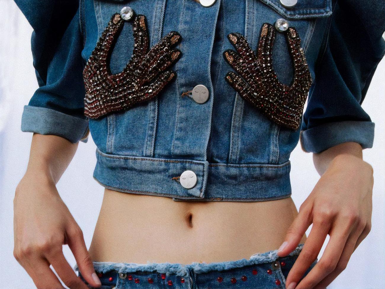 Одним из трендов весенне-летнего сезона является декорированный деним