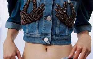 Одним из трендов весенне-летнего сезона является декорированный деним