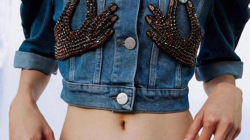 Одним из трендов весенне-летнего сезона является декорированный деним