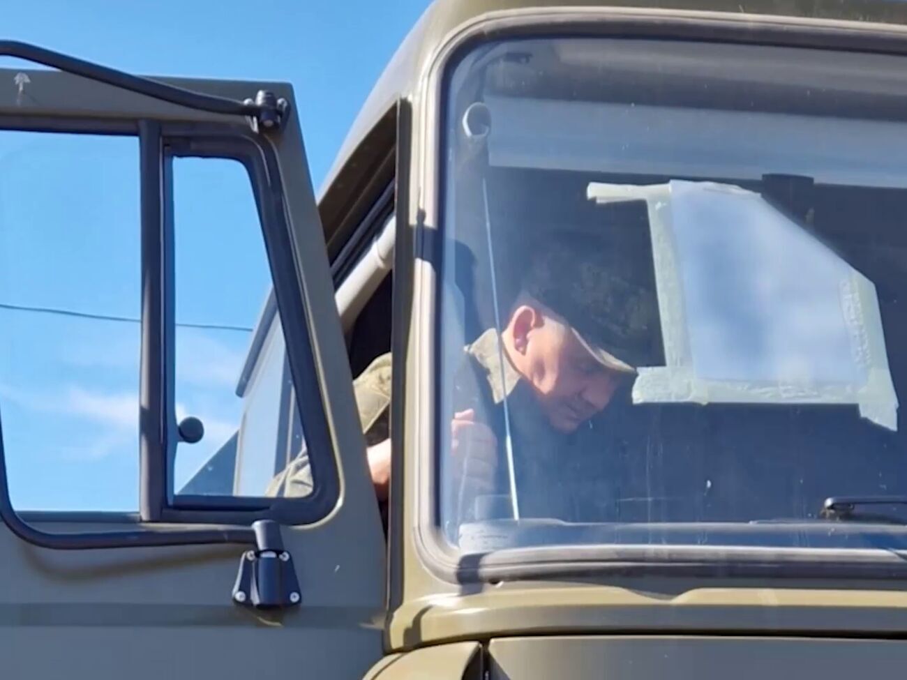 Шойгу осмотрел военную технику оккупантов