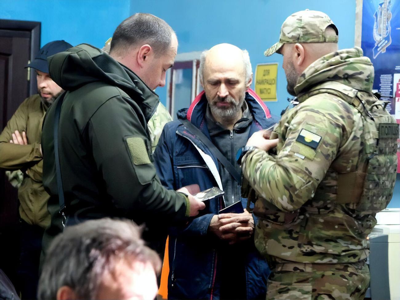 В безопасное место доставлены четверо мужчин, которые жили в Бахмуте в укрытии не менее месяца, отметили в полиции