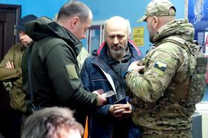 У безпечне місце доправили чотирьох чоловіків, які жили в Бахмуті в укритті щонайменше місяць, зазначили в поліції