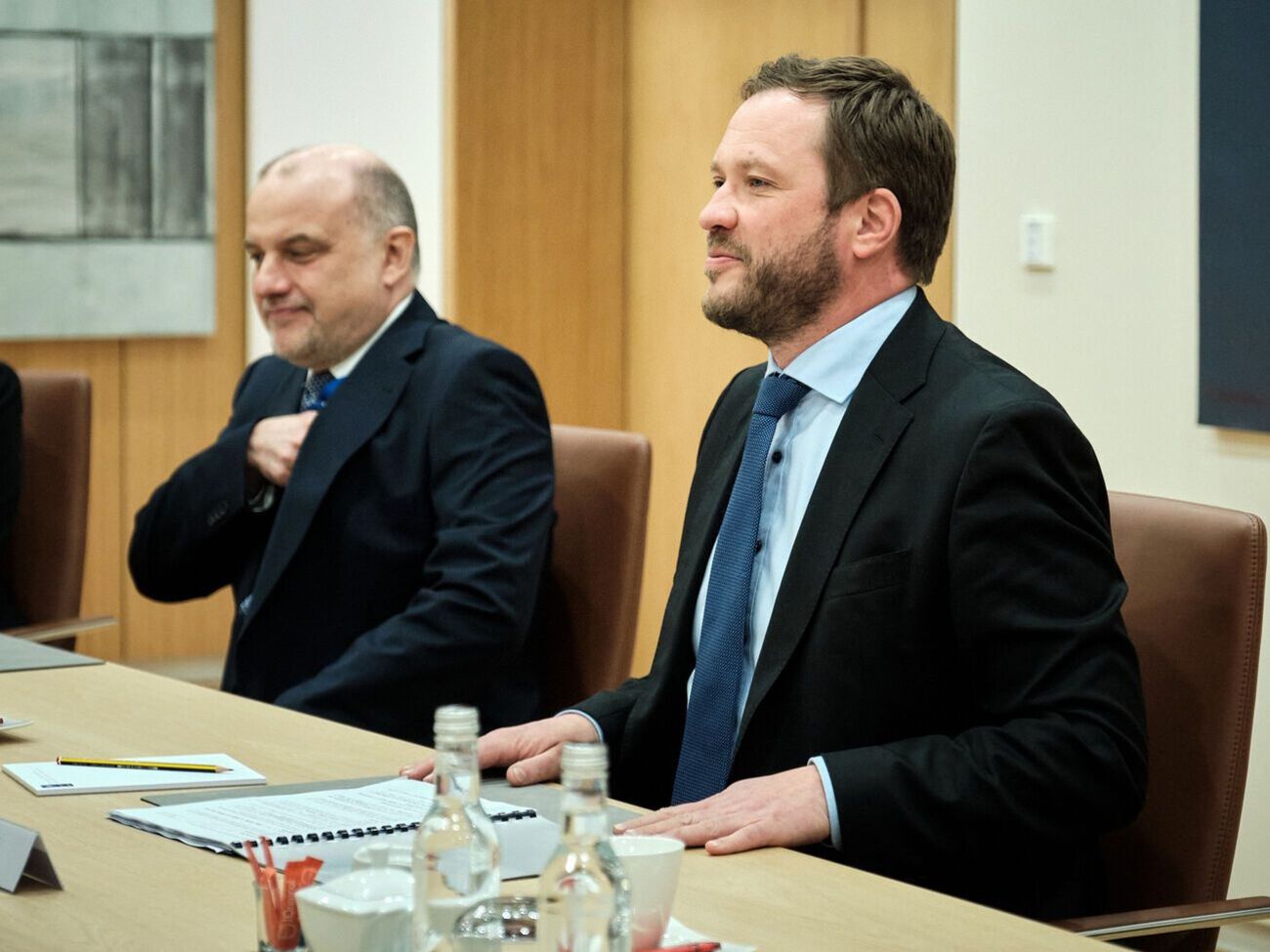 Цахкна (справа) 5 мая провел встречу с генсеком НАТО Столтенбергом