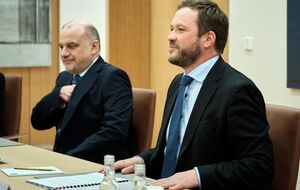 Цахкна (справа) 5 мая провел встречу с генсеком НАТО Столтенбергом