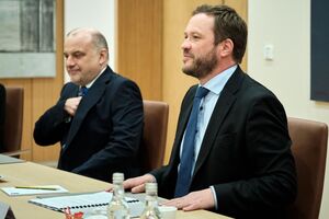 Цахкна (справа) 5 мая провел встречу с генсеком НАТО Столтенбергом