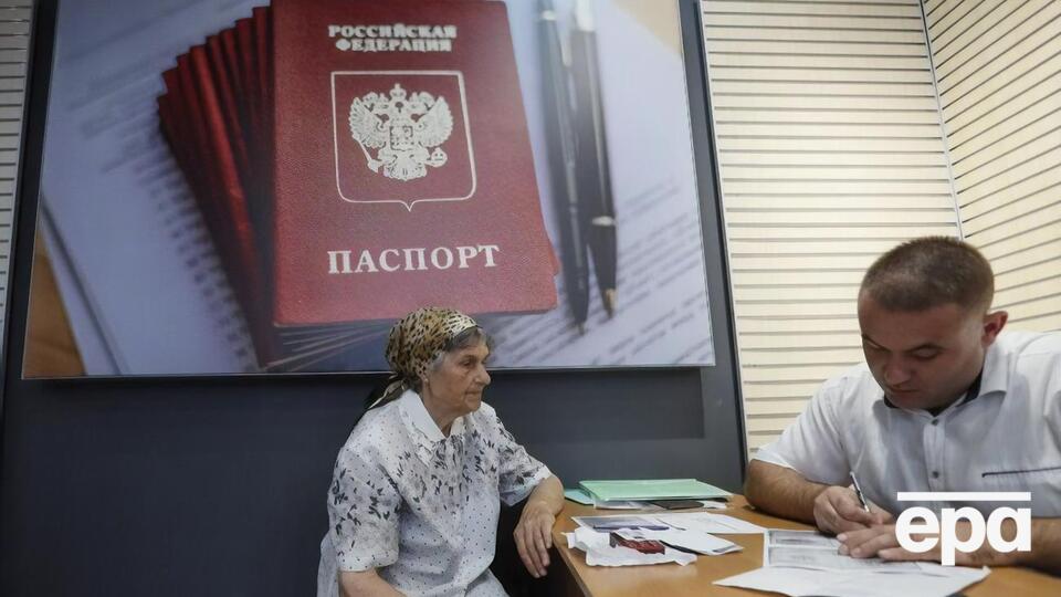 Окупанти насильно змушують місцевих жителів набувати російського громадянства