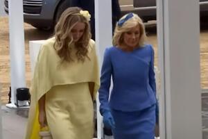 Джилл Байден выбрала для церемонии синий наряд, а ее внучка – желтый