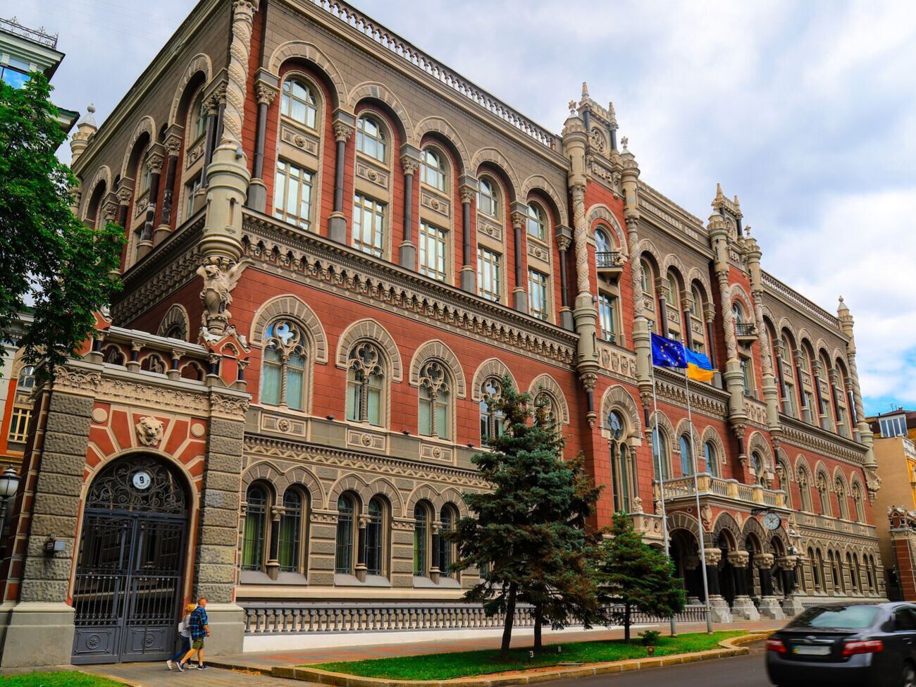 Согласно прогнозу регулятора, в последующие годы инфляция продолжит снижаться, а восстановление экономики ускорится