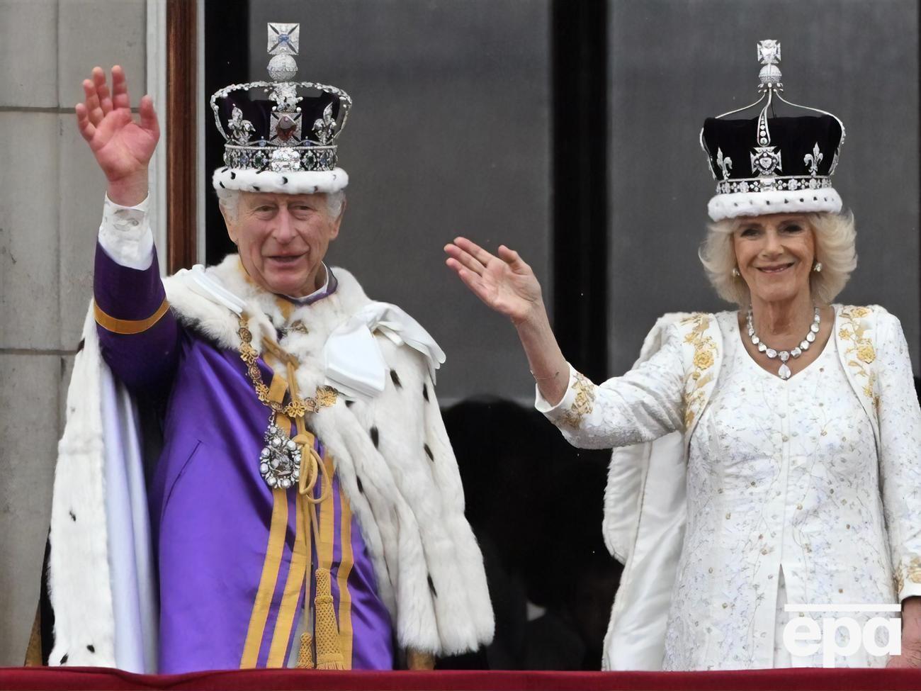 Після завершення церемонії коронації король із королевою повернулися до Букінгемського палацу і вийшли на балкон