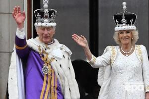 После завершения церемонии коронации король с королевой вернулись в Букингемский дворец и вышли на балкон