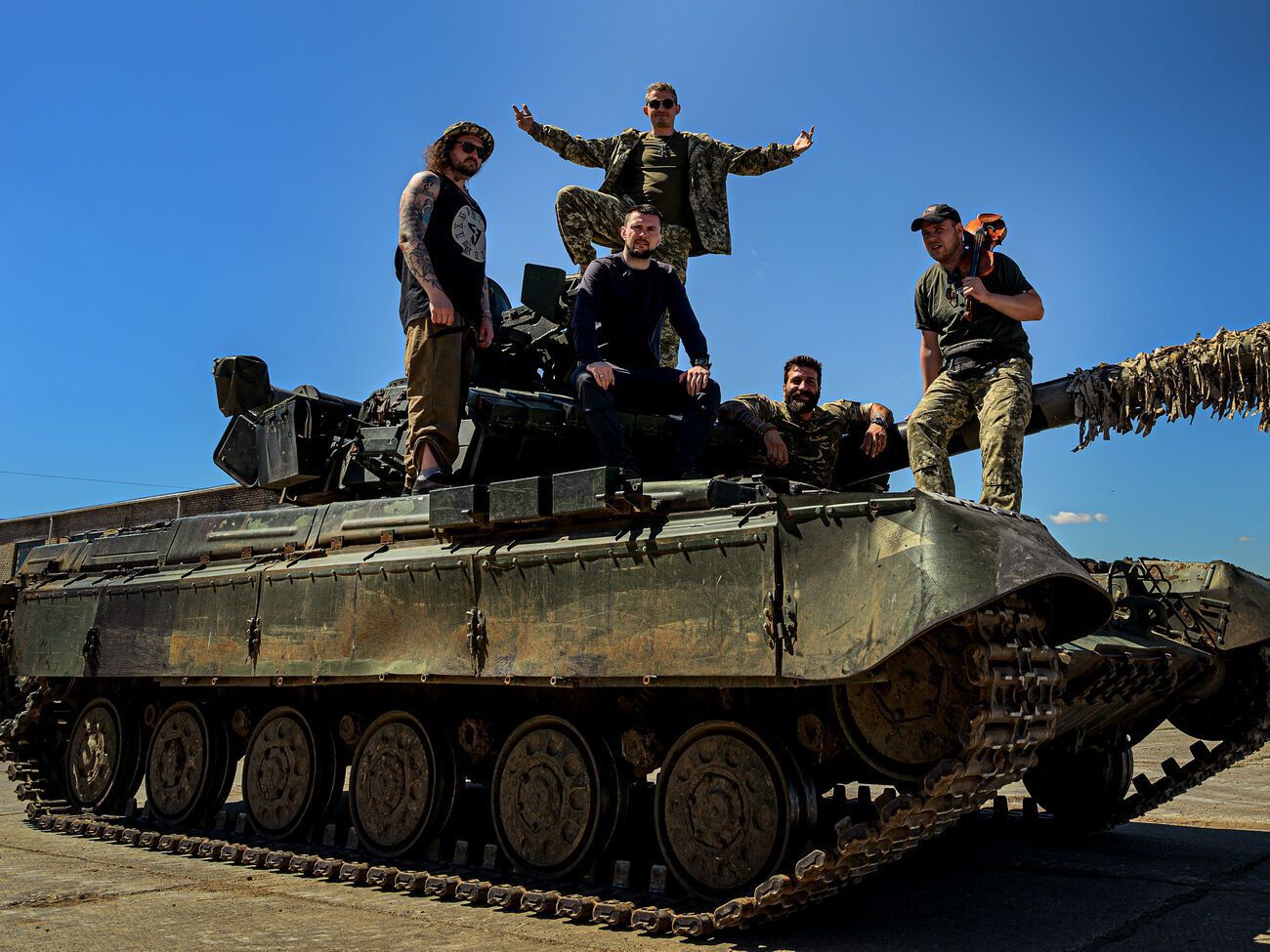 Серга, Чемеров и&nbsp;Yarmak написали песню по приказу&nbsp;командира 59-й отдельной мотопехотной бригады Вадима (Борсука) Сухаревского