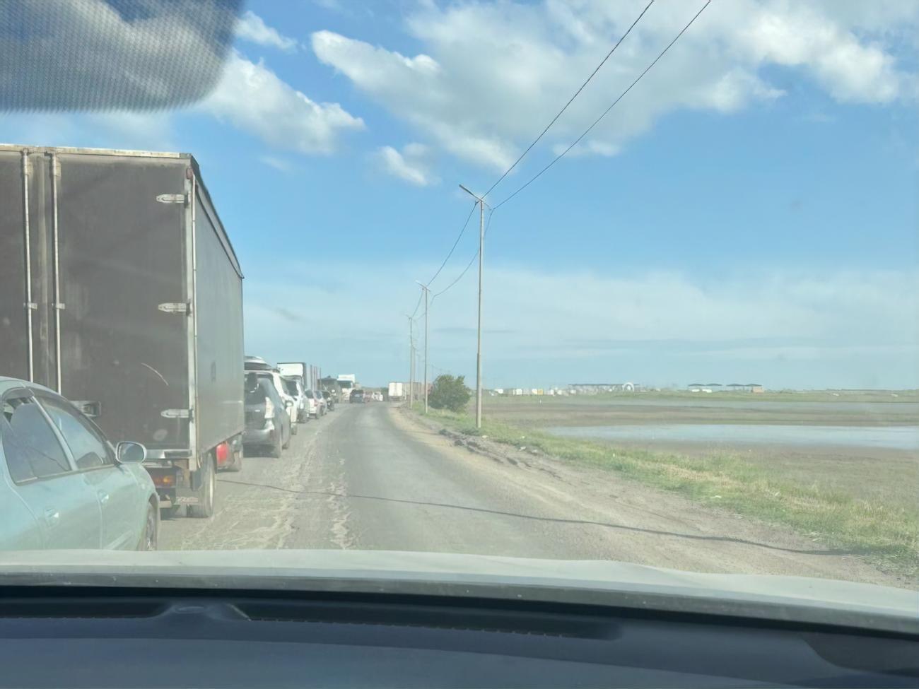 Федоров зазначив, що військові й ті, хто має спецперепустку, проїжджають без черги