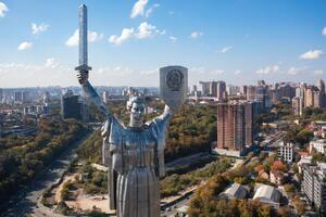 Українці в опитуванні підтримали ідею встановити тризуб замість герба СРСР на щиті "Батьківщини-матері"