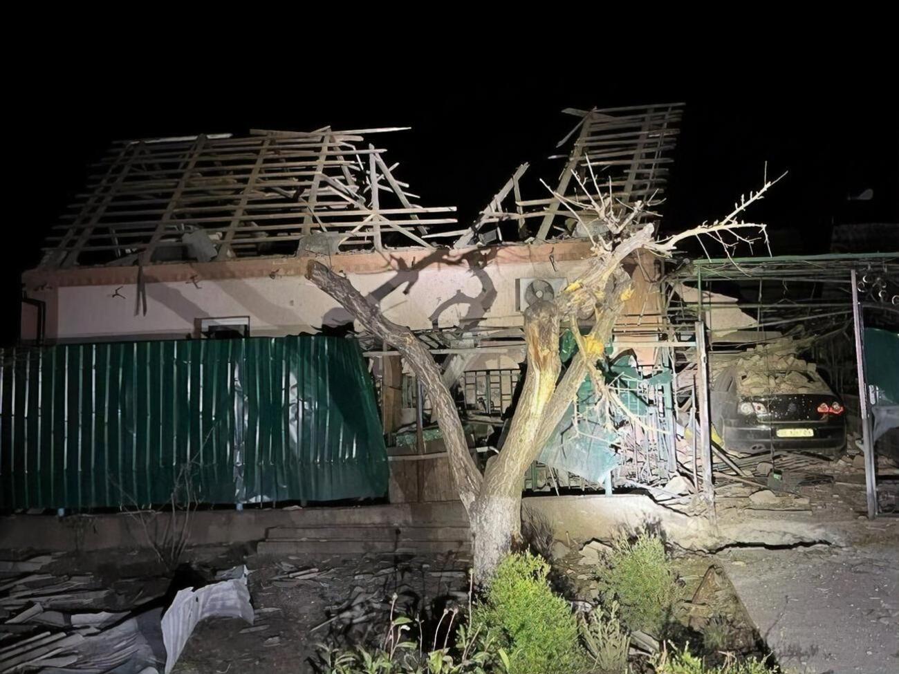 В Никополе вражеские снаряды повредили семь частных домов и многоэтажку