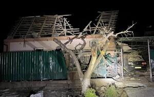 В Никополе вражеские снаряды повредили семь частных домов и многоэтажку