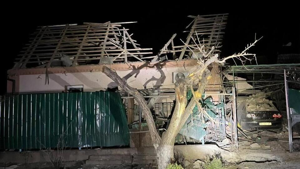 У Нікополі ворожі снаряди пошкодили сім приватних будинків і багатоповерхівку