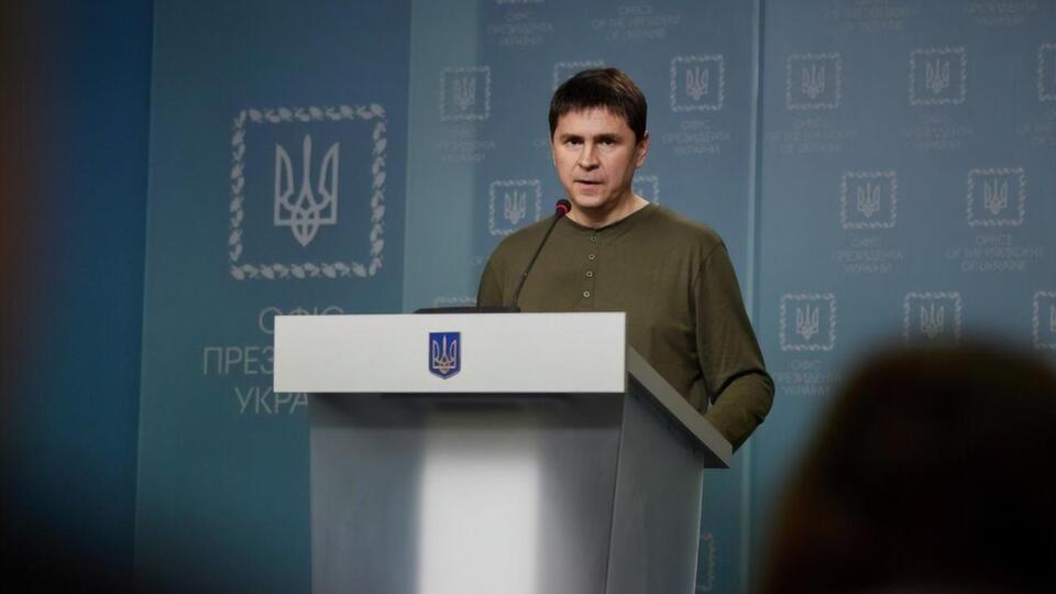 За словами Подоляка, зараз головне – накопичення зброї та руйнування російського тилу