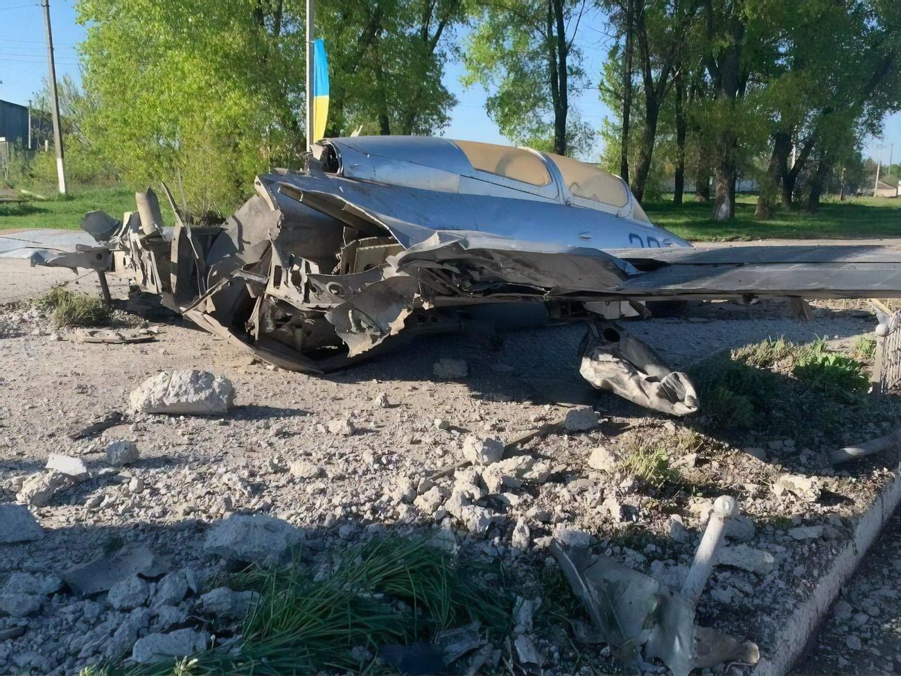 Оккупанты обстреляли установленный на постаменте самолет в Волчанске