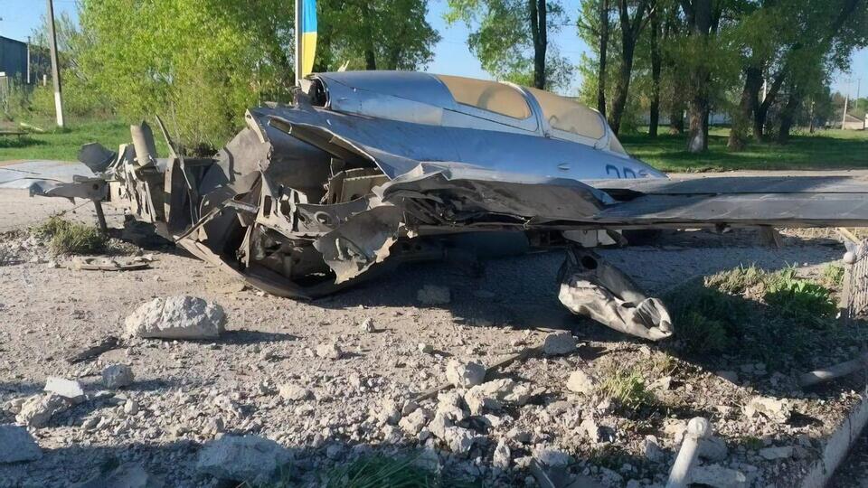 Оккупанты обстреляли установленный на постаменте самолет в Волчанске