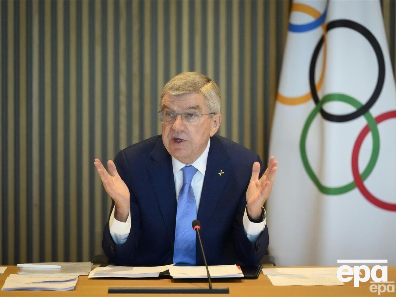 МОК прилагает усилия, чтобы вернуть россиян и белорусов к спортивным соревнованиям, отметил Бах