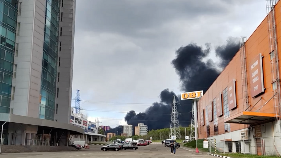 На стройплощадке в Москве горели строительные материалы