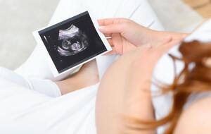 Хирурги успешно провели операцию еще не родившемуся ребенку