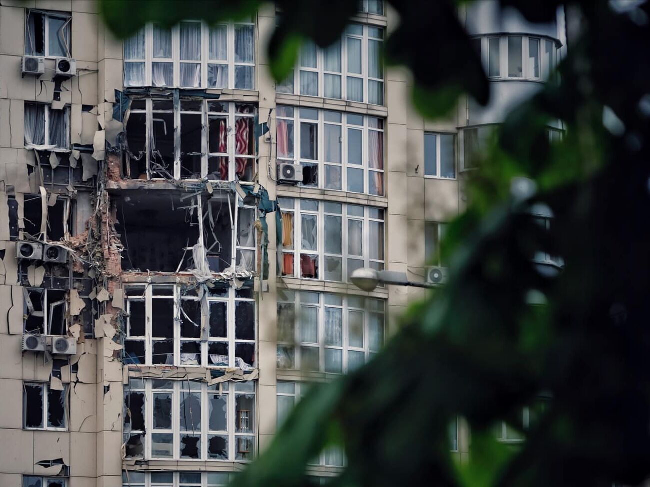 Из-за упавших обломков беспилотников в столице есть разрушения и пострадавшие