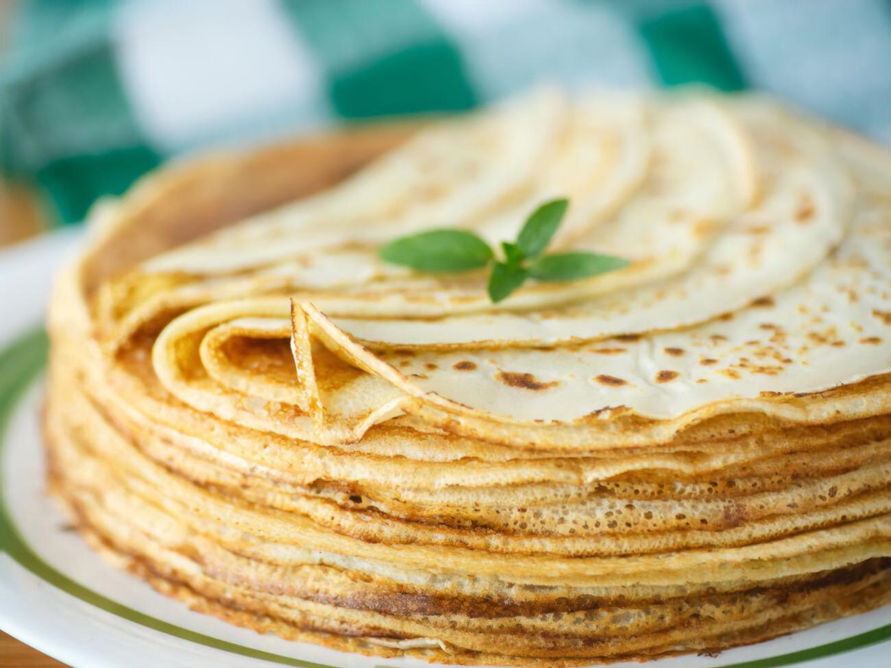 Блины можно подавать как самостоятельное блюдо или с разными начинками